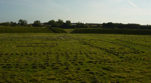 Billede af den indre ringborg, hvor stolpehullerne er markeret med beton